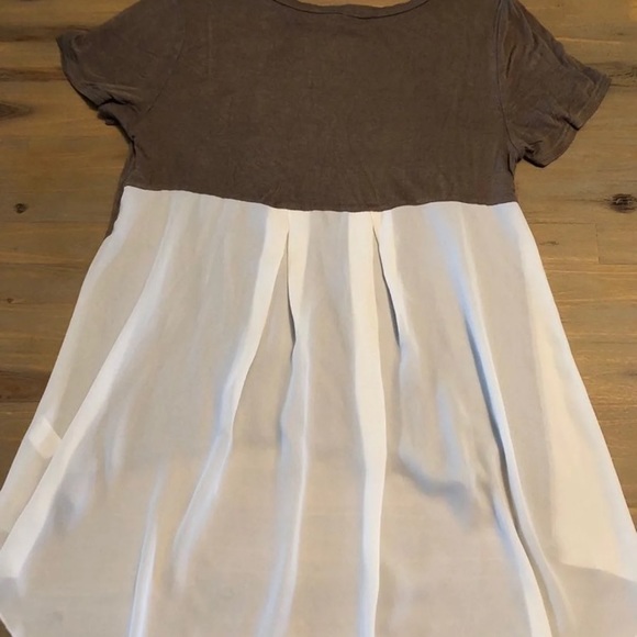 Unique, Dressy T-shirt.Back design is long w train - Picture 2 of 11